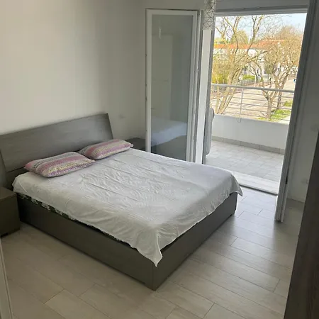 Nuovo Con Terrazzo E Piscina